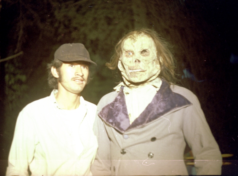 La momia posa con uno de los técnicos en un corto descanso de la filmación nocturna.